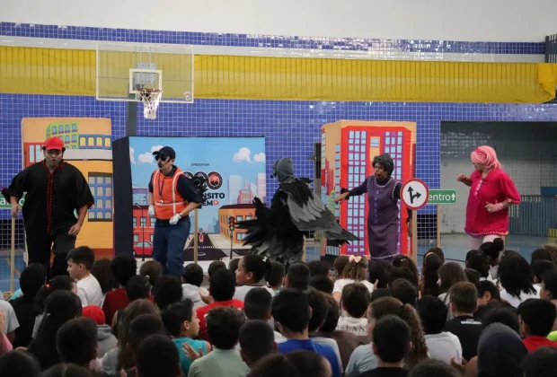 Teatro educativo ensina boas maneiras no trânsito a alunos da rede municipal