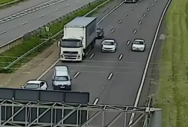 Carreta com carga de soro atinge carro e deixa dois feridos na Rodovia Dom Pedro I em Campinas