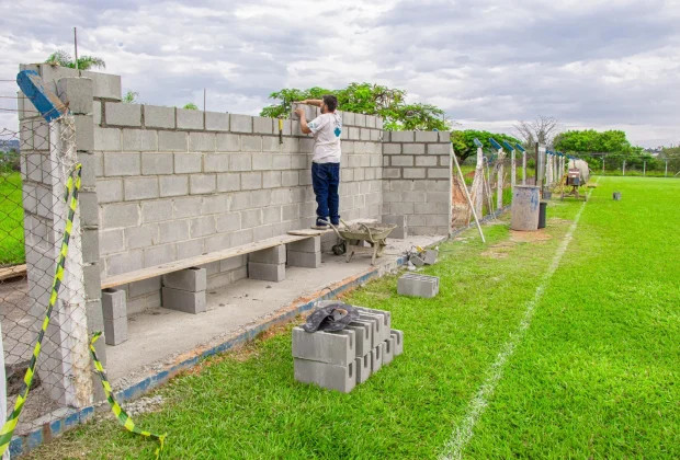 Campo da Roseira de Cima recebe melhorias com novos bancos para atletas e arbitragem em Jaguariúna