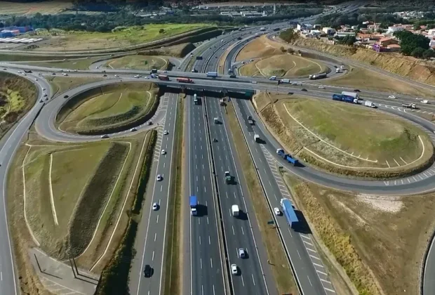 Engavetamento com quatro veículos deixa cinco feridos na SP-340 em Mogi Mirim