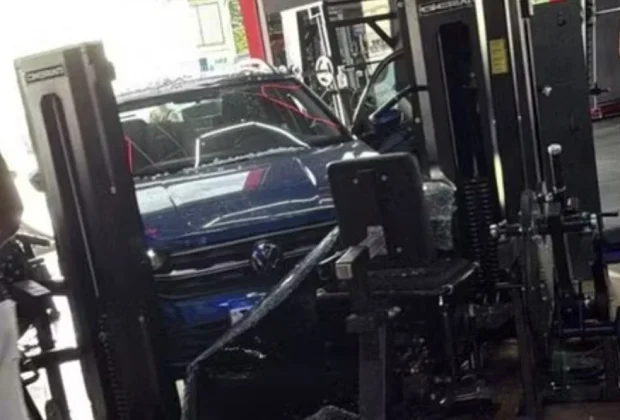 Carro invade academia em Campinas e deixa duas pessoas feridas