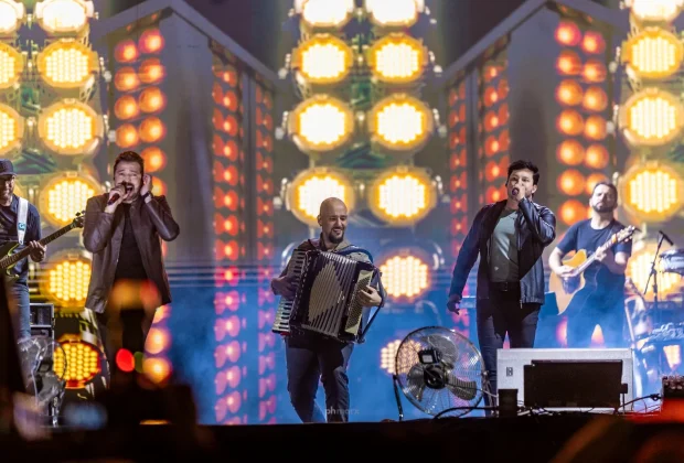 Ruan & Leandro se apresentam para uma multidão na Festa do Peão de Paulínia