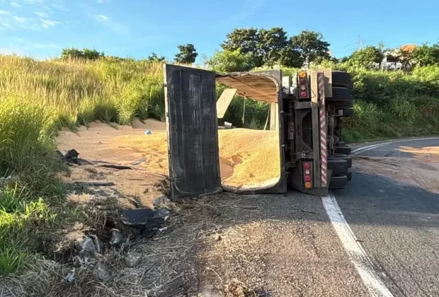 Motorista morre após carreta carregada com milho tombar na Rodovia D. Pedro I em Campinas