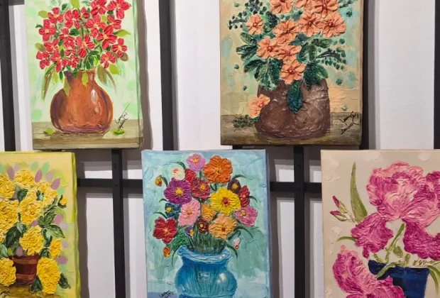 Exposição “Flores que Contam” une arte e história em noite especial no Museu de Holambra