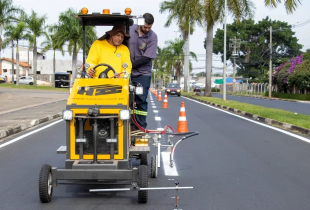 Avenida Vicenzo Granghelli recebe pintura de sinalização de solo em Jaguariúna