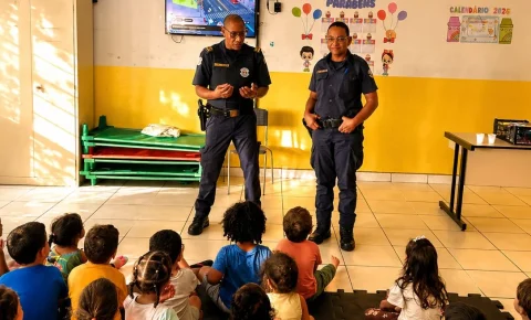 GCM de Artur Nogueira realiza ação educativa em creche em alusão ao Dia do Trabalho
