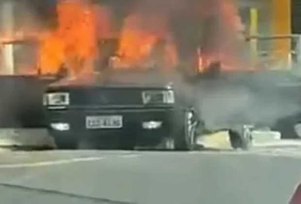 Carro é destruído por incêndio no fim da tarde em Mogi Mirim