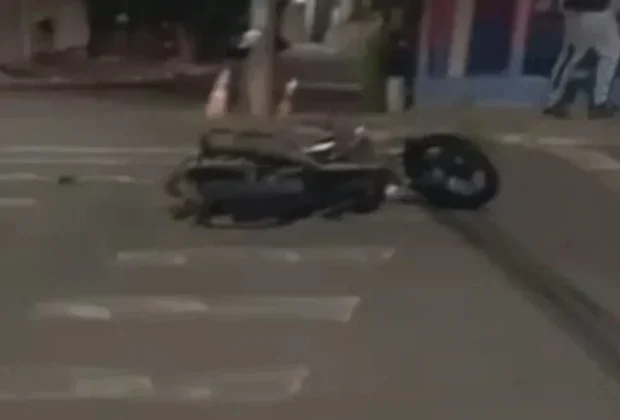 Motociclista invade calçada, atinge jovem e deixa dois feridos em Cosmópolis