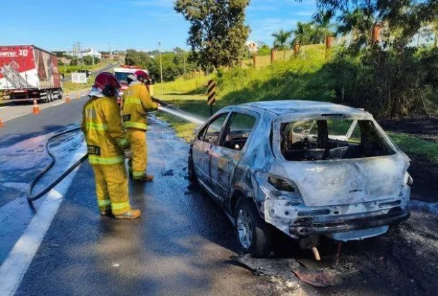 Carro pega fogo na SP-340 e mobiliza bombeiros em Mogi Mirim