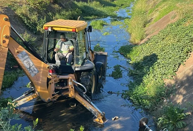 Prefeitura realiza limpeza do córrego do Monte Santo
