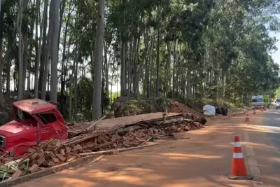 Motorista morre em colisão entre carreta e caminhão carregado de tijolos em Morungaba