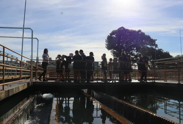 Alunos da EMEB Regina Tucci acompanham etapas do tratamento de água na ETA de Mogi Mirim