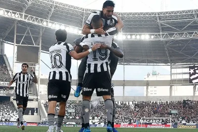 Botafogo vence Corinthians pelo Brasileirão com três de Arthur Cabral