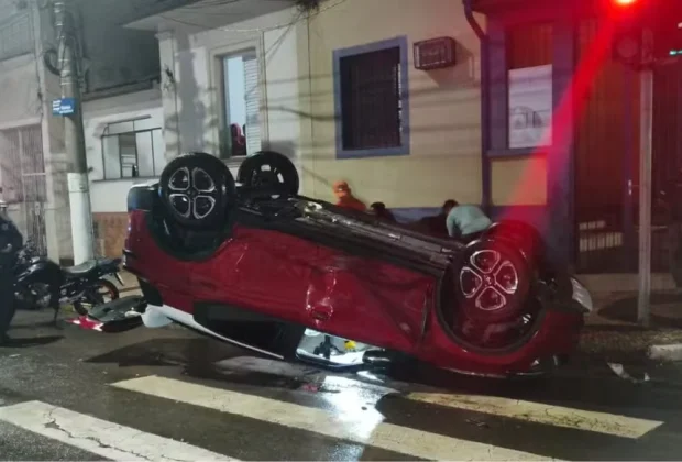 Motorista fica ferida após carro capotar em acidente no Centro de Mogi Mirim
