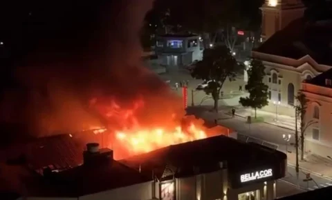 Incêndio de grandes proporções destrói loja das Casas Bahia no Centro de Santa Bárbara d’Oeste