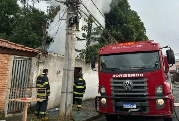 Bombeiros controlam incêndio em casa abandonada em Mogi Guaçu