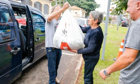 DRIVE-THRU DA CAMPANHA DO AGASALHO ARRECADA CERCA DE 500 QUILOS DE ROUPAS