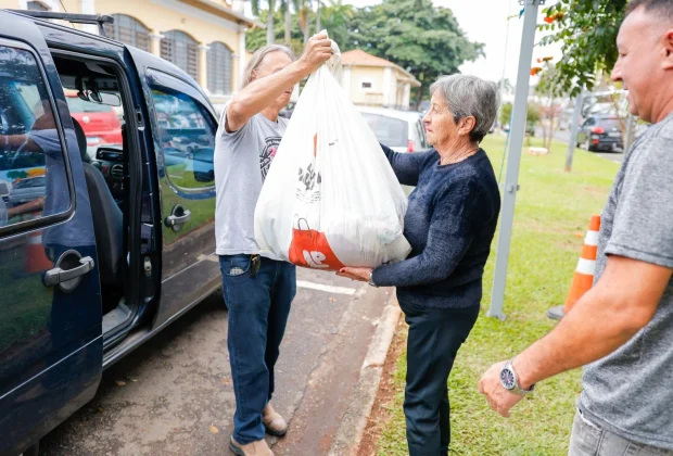 DRIVE-THRU DA CAMPANHA DO AGASALHO ARRECADA CERCA DE 500 QUILOS DE ROUPAS