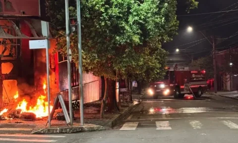 Incêndio destrói loja de variedades no Centro de Cosmópolis