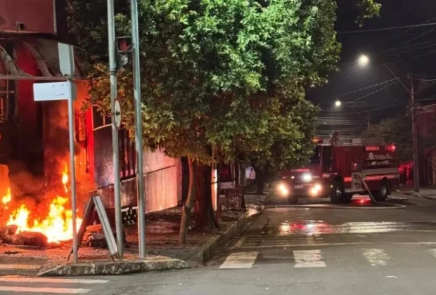 Incêndio destrói loja de variedades no Centro de Cosmópolis
