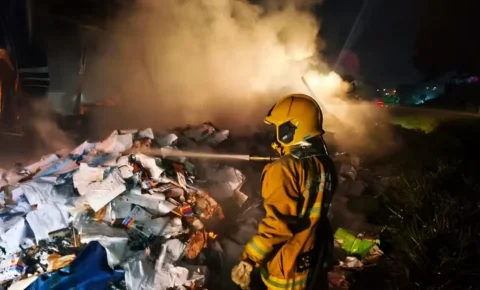 Carreta carregada de papel pega fogo e interdita rodovia em Mogi Guaçu
