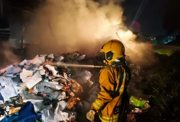 Carreta carregada de papel pega fogo e interdita rodovia em Mogi Guaçu