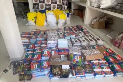 Polícia de SP apreende 2 mil camisas e 85 mil figurinhas falsificadas da Copa do Mundo