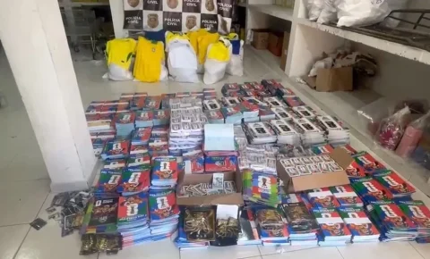 Polícia de SP apreende 2 mil camisas e 85 mil figurinhas falsificadas da Copa do Mundo