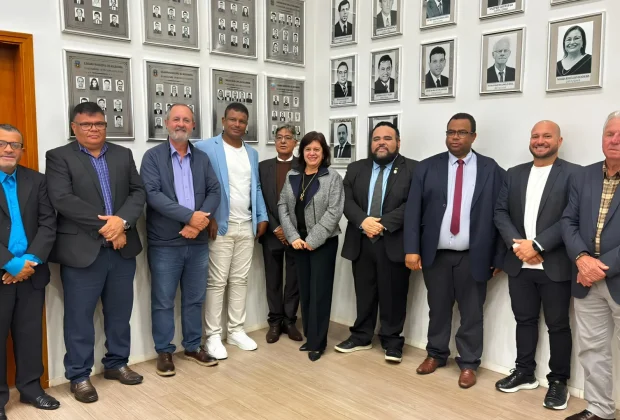 Sessão Solene marca descerramento da placa oficial da 8ª Legislatura da Câmara Municipal de Holambra