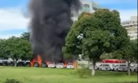 Queda de duas aeronaves deixa ao menos seis mortos e atinge 20 veículos no Rio