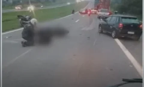 Passageira de moto morre atropelada por carreta após queda na SP-340