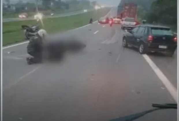 Passageira de moto morre atropelada por carreta após queda na SP-340