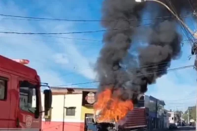 Caminhão com aves vivas pega fogo após pane elétrica no Centro de Itapira