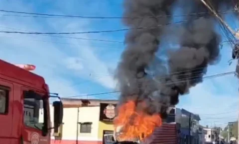 Caminhão com aves vivas pega fogo após pane elétrica no Centro de Itapira