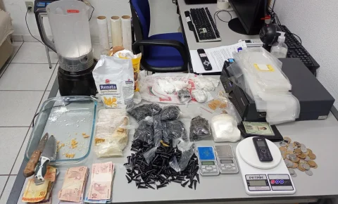 PM apreende adolescente e encontra ponto usado para preparar drogas em Pedreira