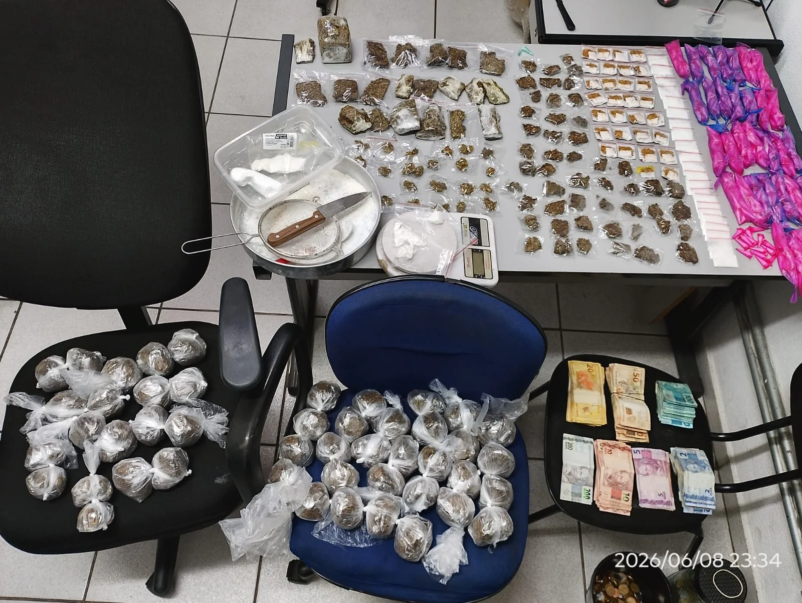 Policía Militar incauta casi 3 kg de marihuana, cocaína y más de R$ 15 mil en Pedreira ‹ Policía Militar incauta casi 3 kg de marihuana, cocaína y más de R$ 15 mil en Pedreira ‹