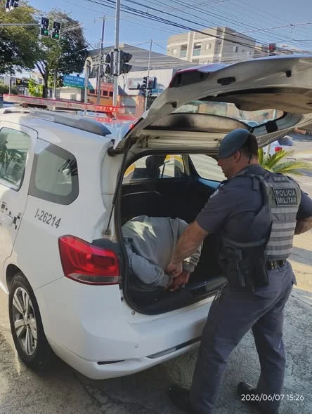 El presidente del Gobierno detiene a un sospechoso de tráfico y se incauta de 168 porciones de droga en Pedreira ‹ El presidente del Gobierno detiene a un sospechoso de tráfico y se incauta de 168 porciones de droga en Pedreira ‹