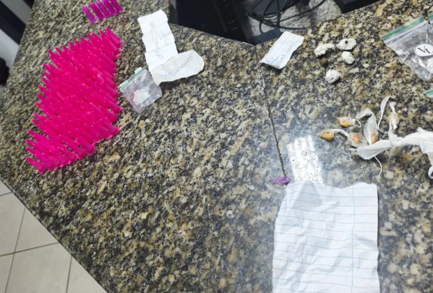 Polícia Militar prende homem com mochila cheia de drogas após fuga por telhados em Jaguariúna