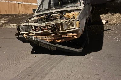 Condutor embriagado quase atropela guardas e bate em viatura em Santo Antônio de Posse
