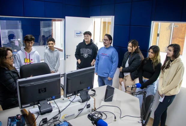 Alunos de Jaguariúna participam de experiências na Rádio Estrela FM