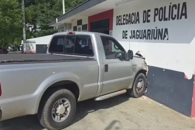 Caminhonete invade delegacia em Jaguariúna após motorista relatar mal súbito