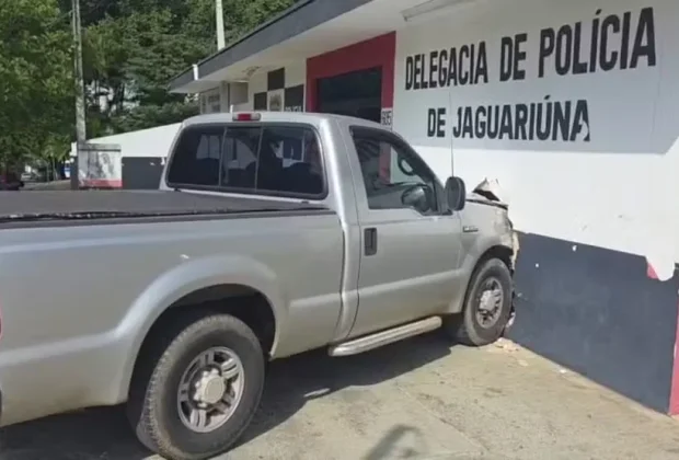 Caminhonete invade delegacia em Jaguariúna após motorista relatar mal súbito