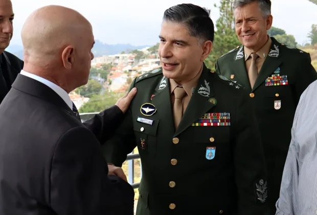 Ministro do STM, general Flavio Lancia recebe título de Cidadão Amparense