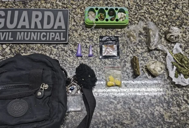 Mulher é presa por tráfico e adolescente é conduzido em Santo Antônio de Posse