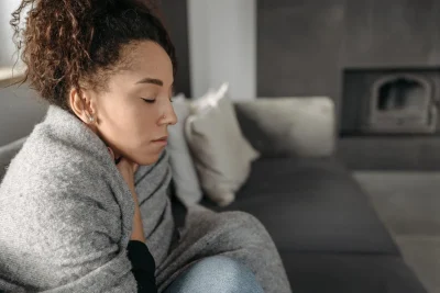 Você sofre com dores no frio? Entenda porque seu corpo reclama quando a temperatura cai
