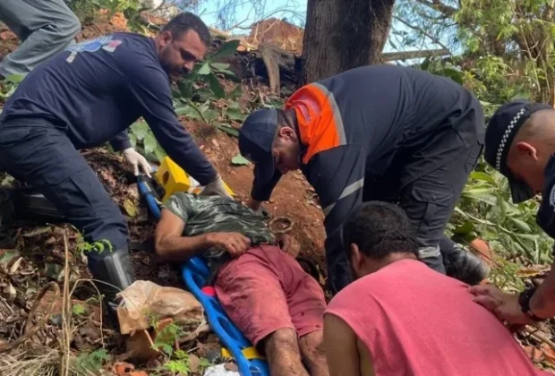 Homem é resgatado após cair em ribanceira durante colheita de abacates em Cosmópolis