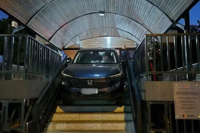 Motorista entra com carro em escadaria e acaba multado por ave irregular em Amparo