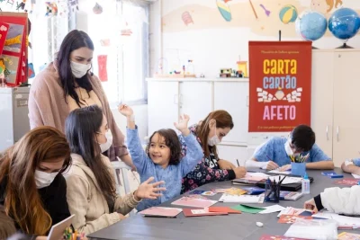  Em tempos de mensagens instantâneas, projeto resgata a escrita à mão entre crianças hospitalizada