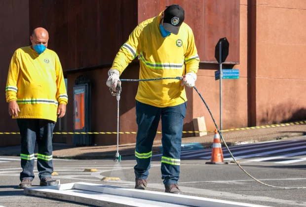 Mobilidade realiza pintura de sinalização de solo no Centro de Jaguariúna