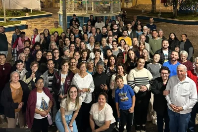 Comunidade católica realiza momento de oração em apoio ao Padre Sidney Wilson Basaglia na Praça da Matriz